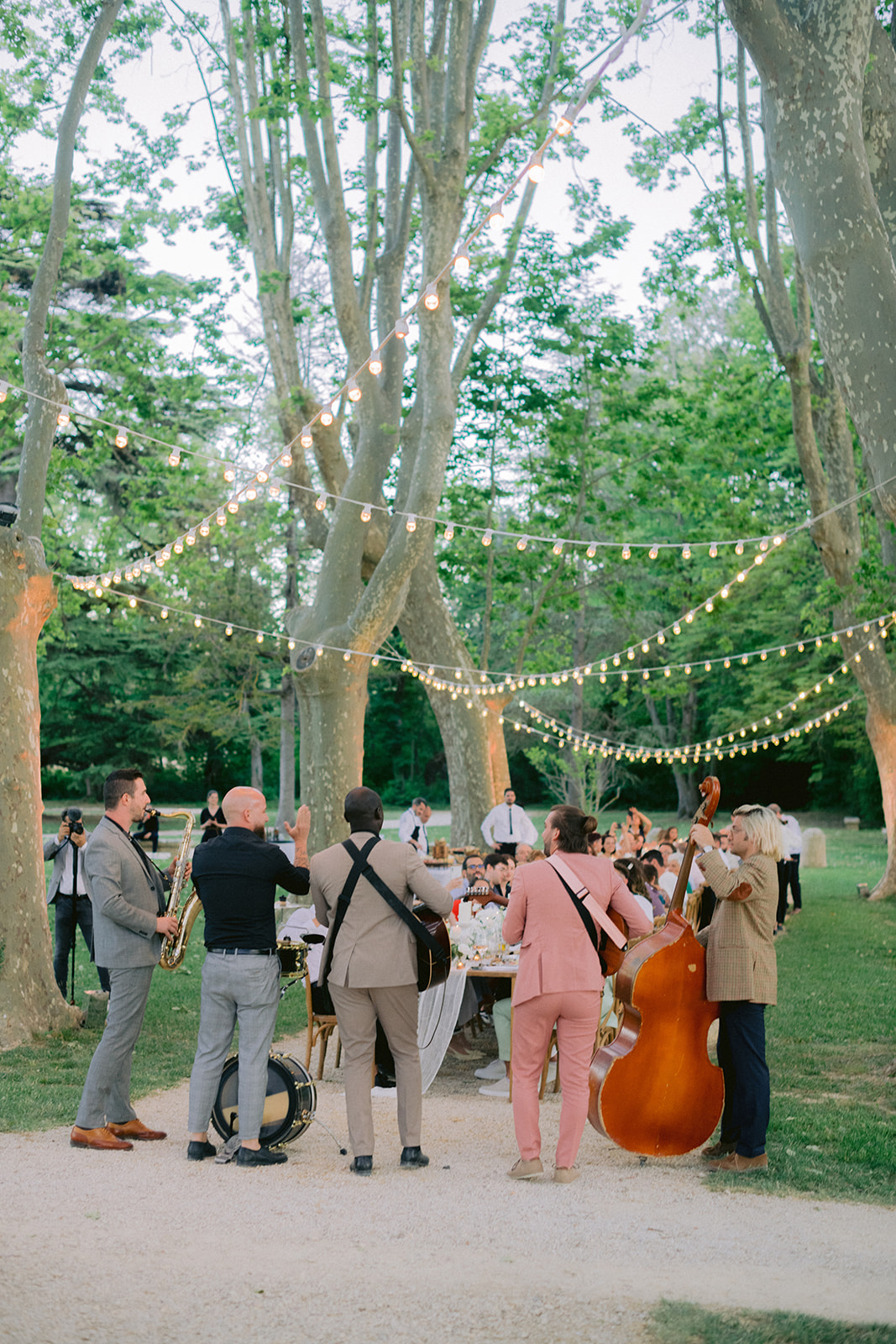 a live band plays while guests eat